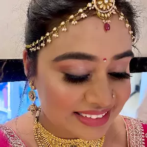 Model showcasing makeup look by Kavita bronze n shadow