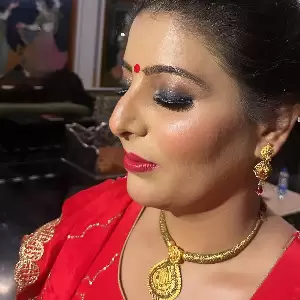Model showcasing bridal makeup look by Kavita Bronze n Shadow